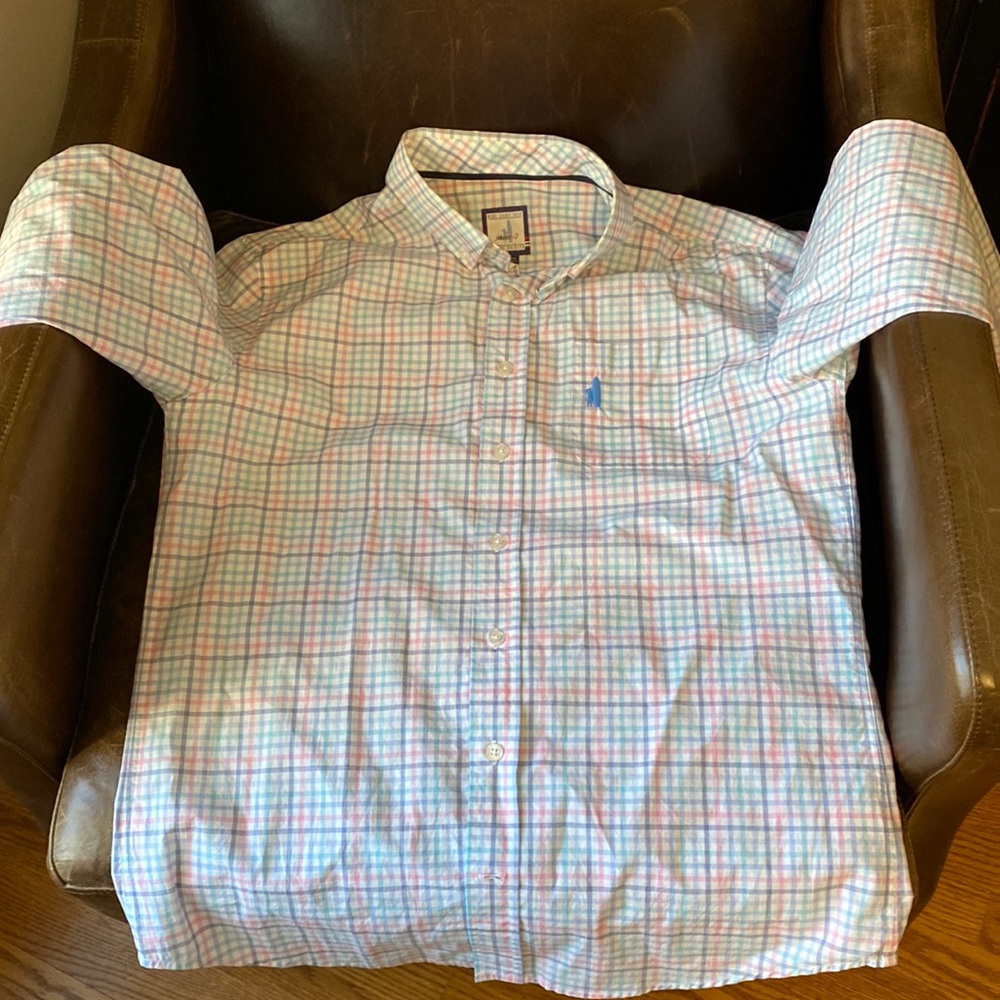 Beautiful johnnie-o long sleeve performance shirt.